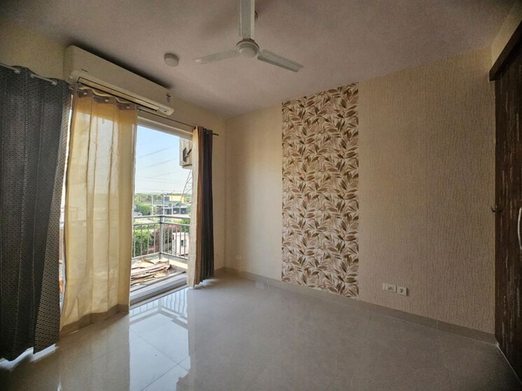 Room, unitech-uniworld-gardens-2 3 Bedroom 1355 Sq.Ft. Apartment In Sector 47 Gurgaon 9914714