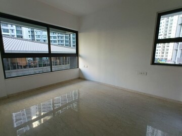 Room in 3 BHK Apartment at Kalpataru Immensa, Kolshet Road – for Sale