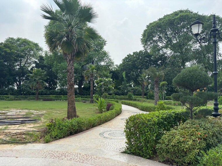 Garden, bptp-parklands  250 Sq.Yd. Plot In Sector 76 Faridabad 9915075