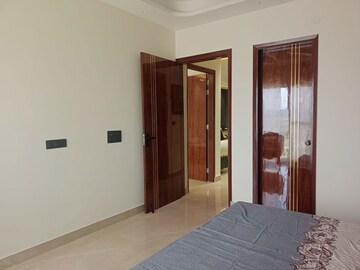 Room in 3 BHK Builder Floor at Amolik Aster Woods, Sector 98 – for Sale