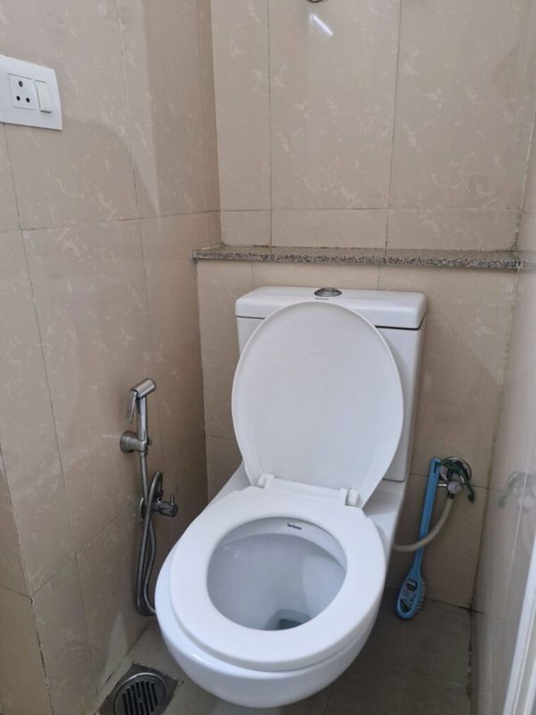 Bathroom, emaar-emerald-estate 2 Bedroom 1020 Sq.Ft. Apartment In Sector 65 Gurgaon 9915531