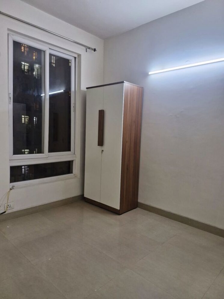 Room, emaar-emerald-estate 2 Bedroom 1020 Sq.Ft. Apartment In Sector 65 Gurgaon 9915531