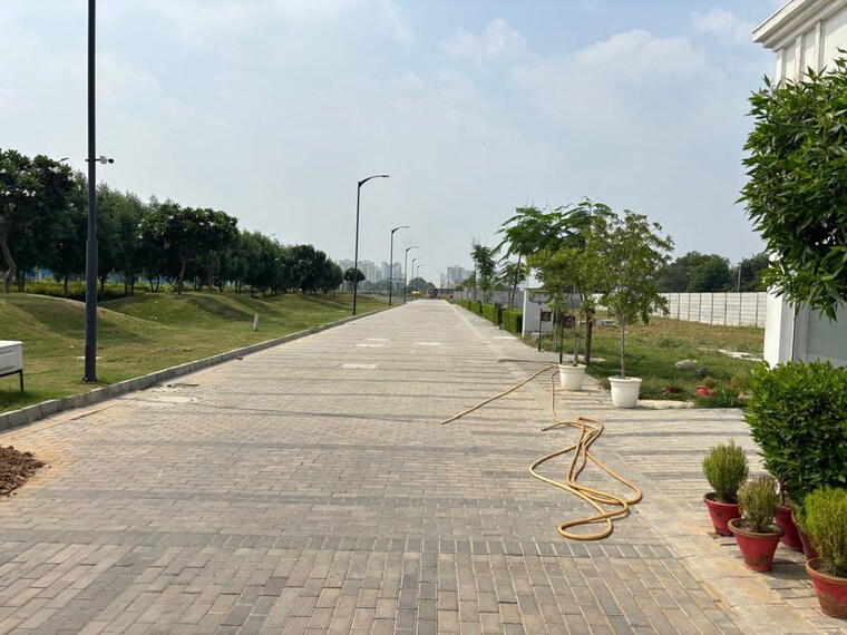 Garden, bptp-parkland  303 Sq.Yd. Plot In Sector 75 Faridabad 9915577