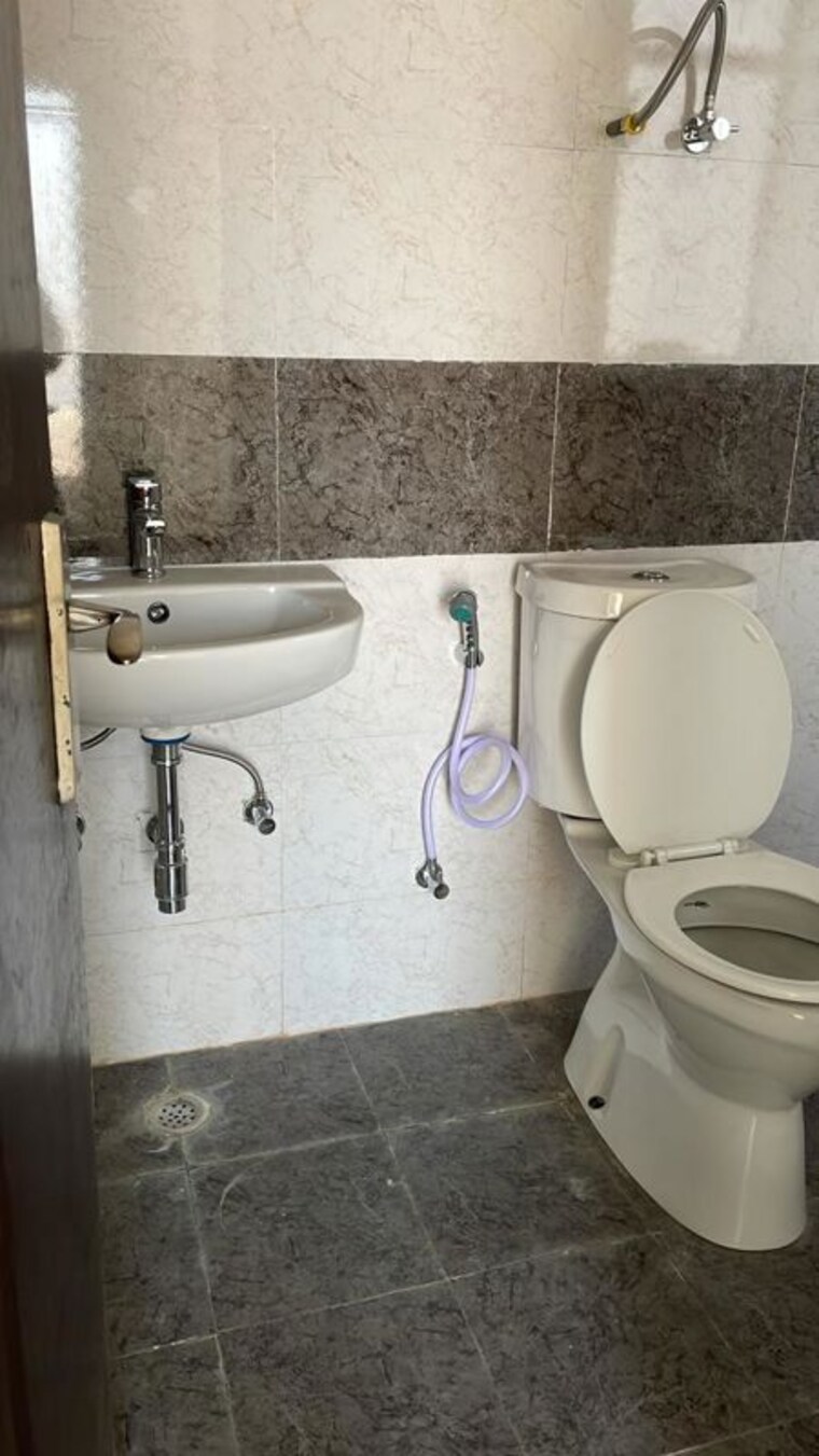 Bathroom, amrapali-crystal-homes 3 Bedroom 1700 Sq.Ft. Apartment In Sector 76 Noida 9915600