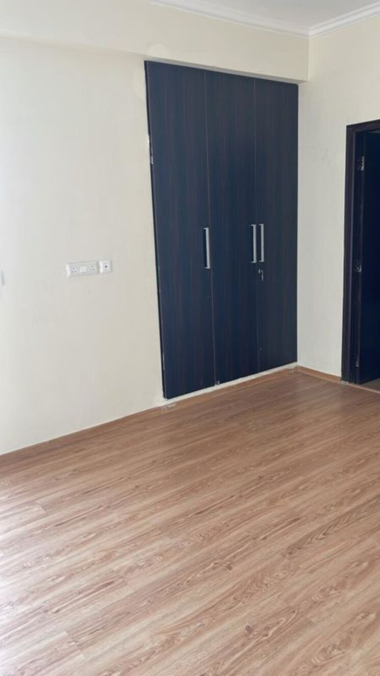 Room, amrapali-crystal-homes 3 Bedroom 1700 Sq.Ft. Apartment In Sector 76 Noida 9915600