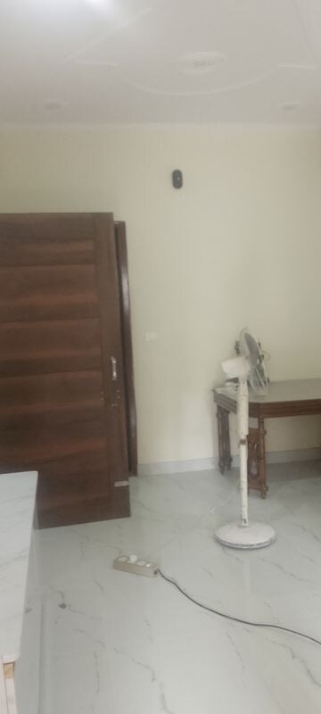 Room in 2 BHK Builder Floor at Arun Yamuna Enclave, Sector 30 – for Rent