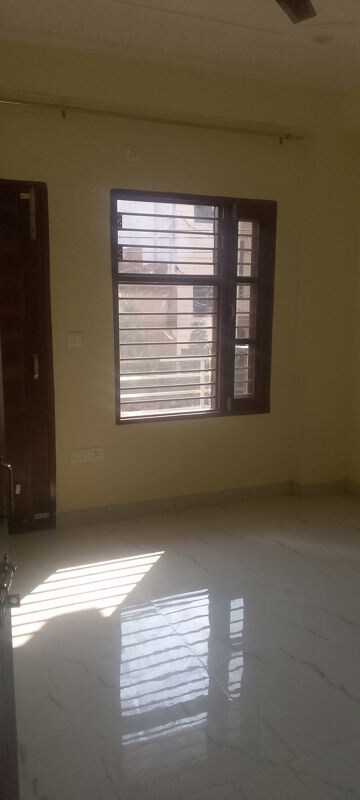 Room in 2 BHK Builder Floor at Arun Yamuna Enclave, Sector 30 – for Rent