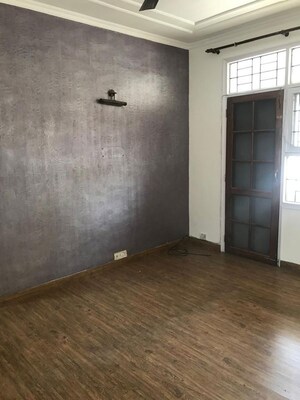 Room in 3 BHK Builder Floor at Unitech South City II, Sector 50 – for Rent