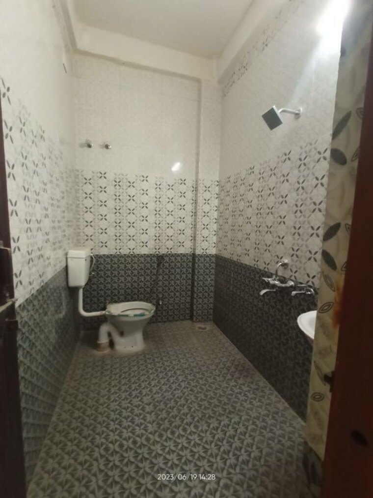 Bathroom, andheri west 2 Bedroom 978 Sq.Ft. Builder Floor In Andheri West Mumbai 9916080