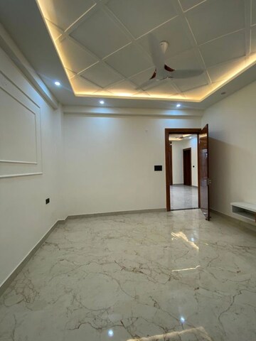 Room in 3 BHK Apartment at Amrapali Crystal Homes, Sector 76 – for Rent