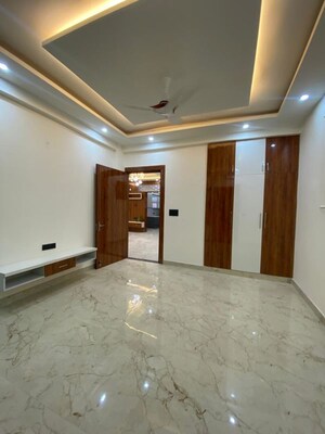 Room in 3 BHK Apartment at Amrapali Crystal Homes, Sector 76 – for Rent