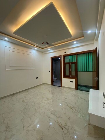 Room in 3 BHK Apartment at Amrapali Crystal Homes, Sector 76 – for Rent