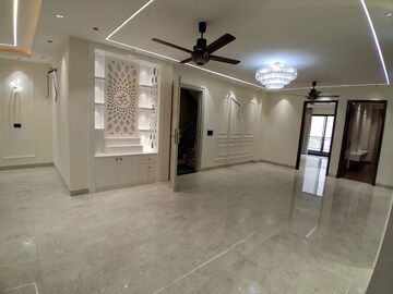 Parking in 4 BHK Builder Floor at Sushant Lok 2, Sector 57 – for Sale