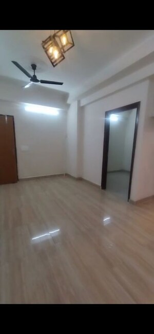 Room in 2 BHK Apartment at Amrapali Centurian Park, Tech Zone 4 Greater Noida – for Rent