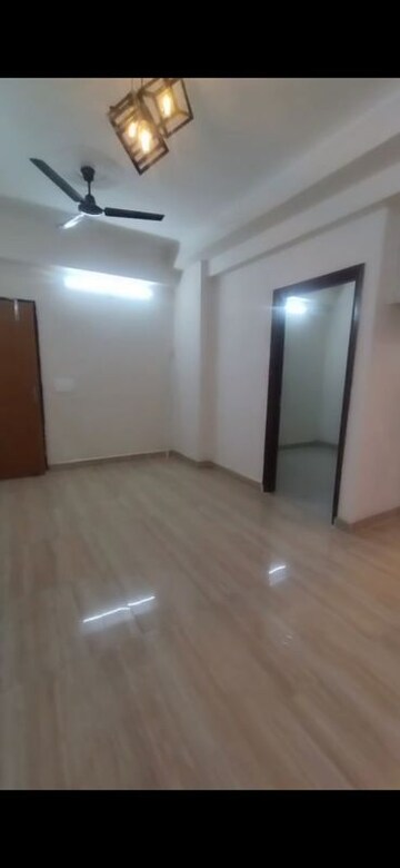 Room in 2 BHK Apartment at Amrapali Centurian Park, Tech Zone 4 Greater Noida – for Rent