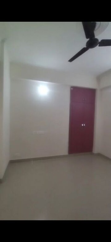 Room in 2 BHK Apartment at Amrapali Centurian Park, Tech Zone 4 Greater Noida – for Rent