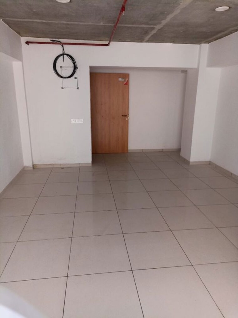 Room, vaishnodevi circle Commercial Office Space 710 Sq.Ft. In Vaishnodevi Circle Ahmedabad 9916862