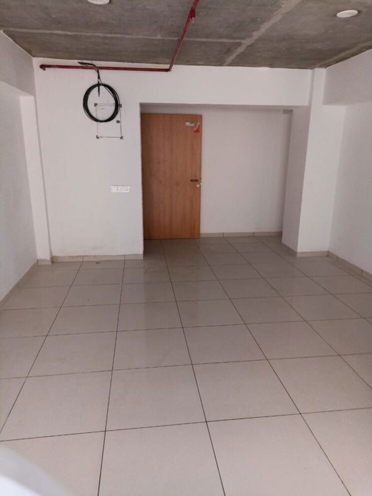 Room, vaishnodevi circle Commercial Office Space 710 Sq.Ft. In Vaishnodevi Circle Ahmedabad 9916907