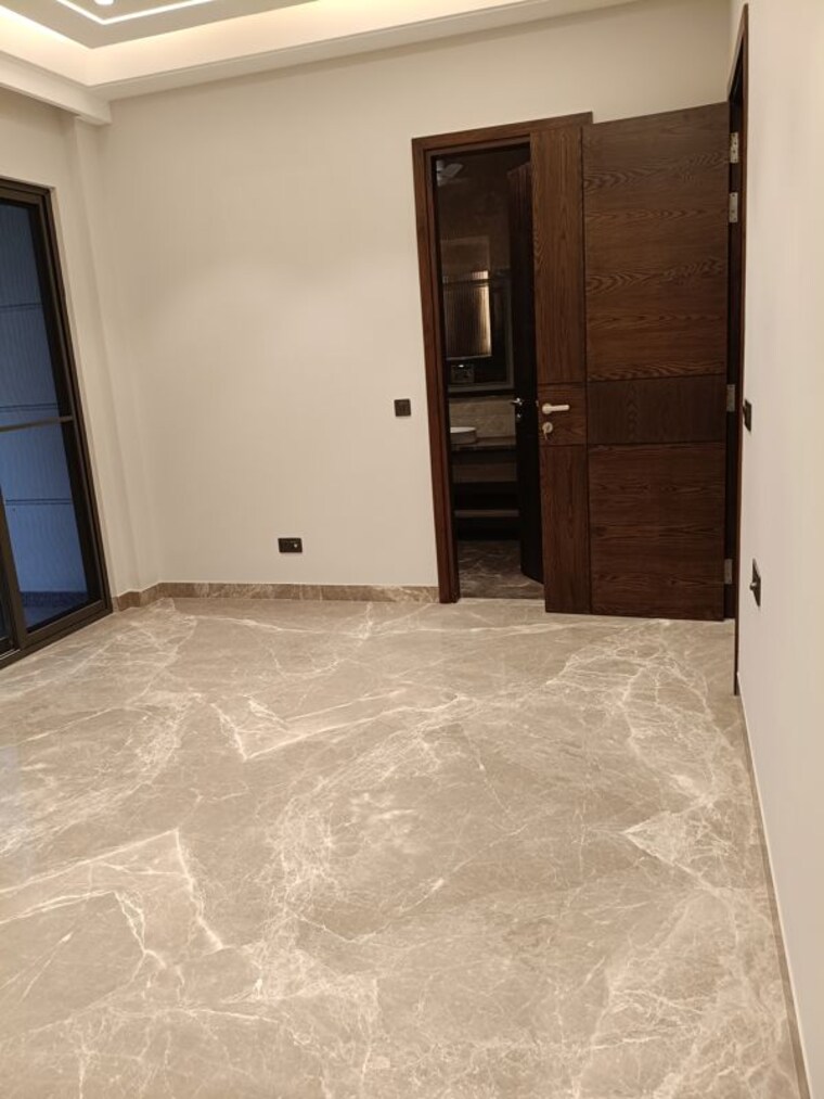 Room, new friends colony 4 Bedroom 500 Sq.Yd. Builder Floor In New Friends Colony Delhi 9917083