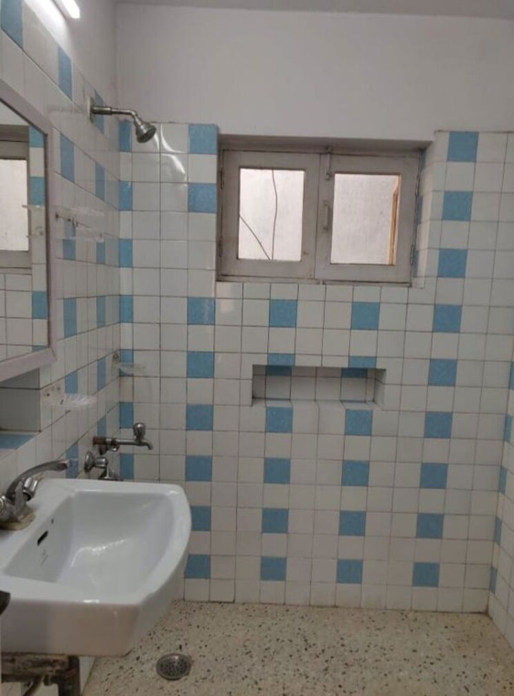Bathroom, east of kailash 1 Bedroom 100 Sq.Ft. Builder Floor In East Of Kailash Delhi 9917202