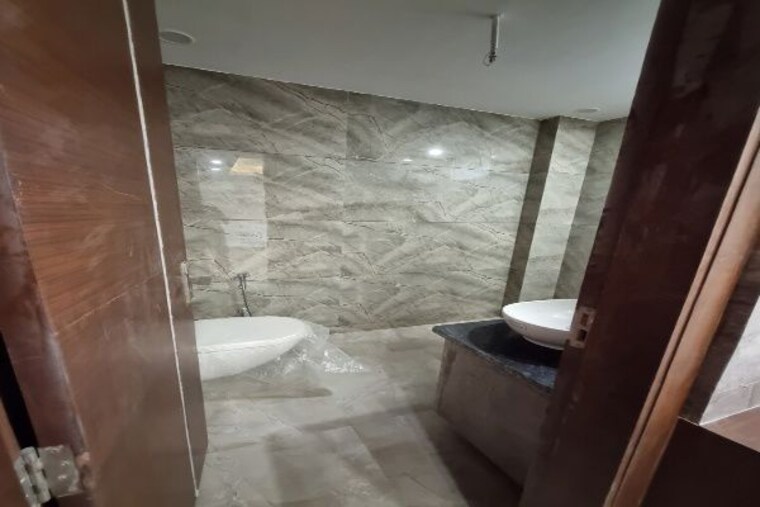 Room, paschimpuri 3 Bedroom 300 Sq.Yd. Builder Floor In Paschimpuri Delhi 9917198