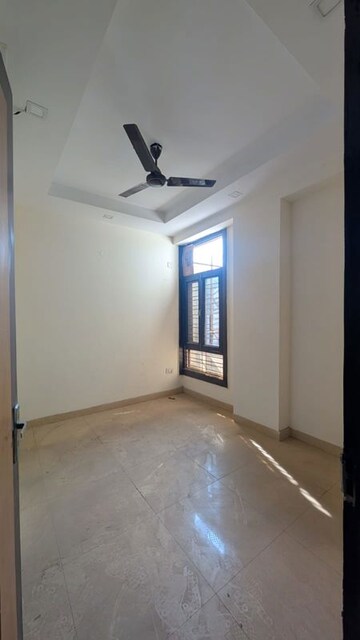 Room in 3 BHK Apartment at Saya Gold Avenue, Vaibhav Khand – for Rent