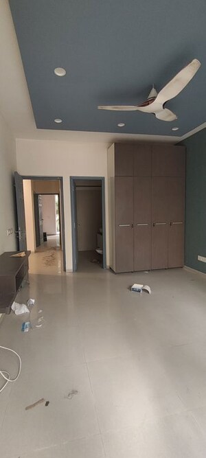 Room in 3 BHK Apartment at Emaar Emerald Floors Premier, Sector 65 – for Rent