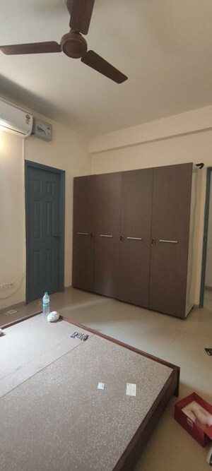 Room in 3 BHK Apartment at Emaar Emerald Floors Premier, Sector 65 – for Rent