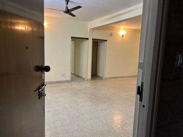 Room in 2 BHK Apartment at Benson Town – for Rent