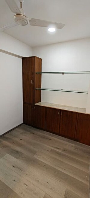 Room in 3 BHK Apartment at Vithaldas Nagar – for Rent