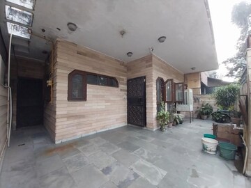 Parking in 3.5 BHK Villa at Sector 31 – for Rent