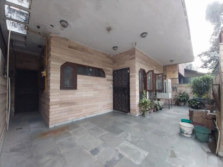  Parking, sector 31 3.5 Bedroom 2200 Sq.Ft. Villa In Sector 31 Noida 9917499