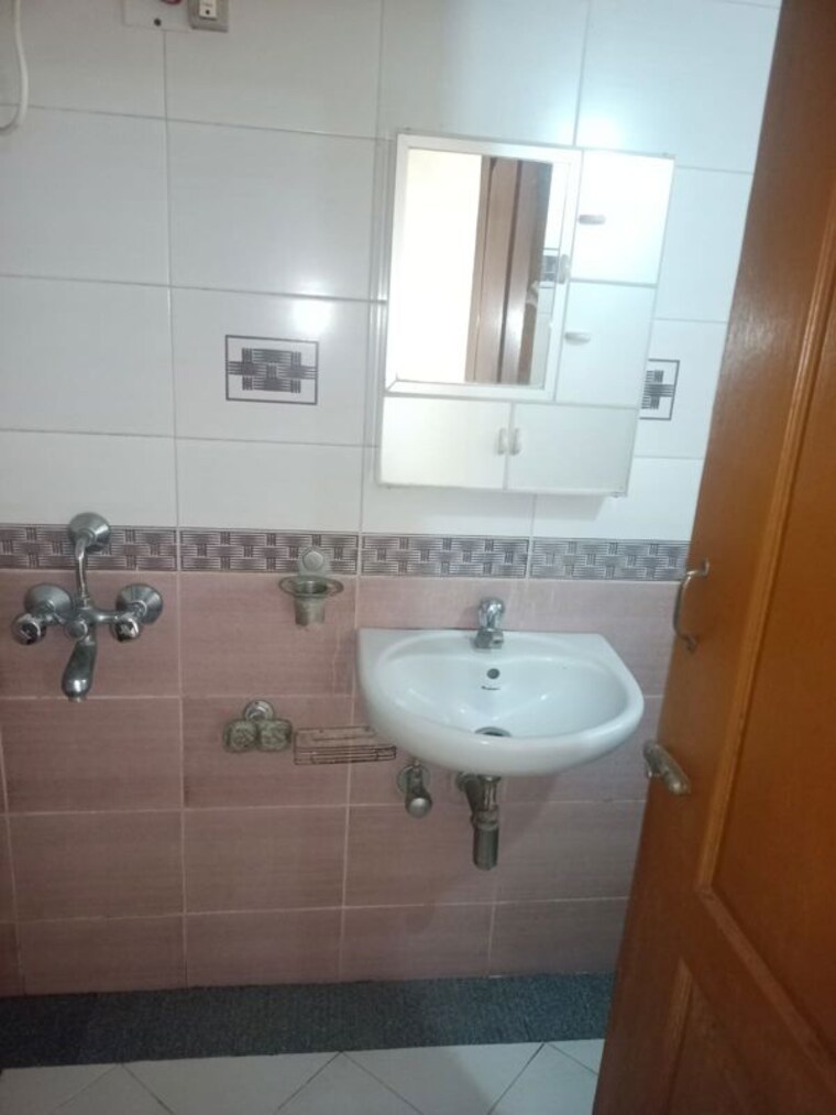 Bathroom, sadguru-complex-i 2 Bedroom 850 Sq.Ft. Apartment In Goregaon East Mumbai 9917487