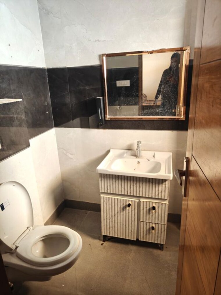 Bathroom, green fields colony 4 Bedroom 250 Sq.Yd. Builder Floor In Green Fields Colony Faridabad 9917541