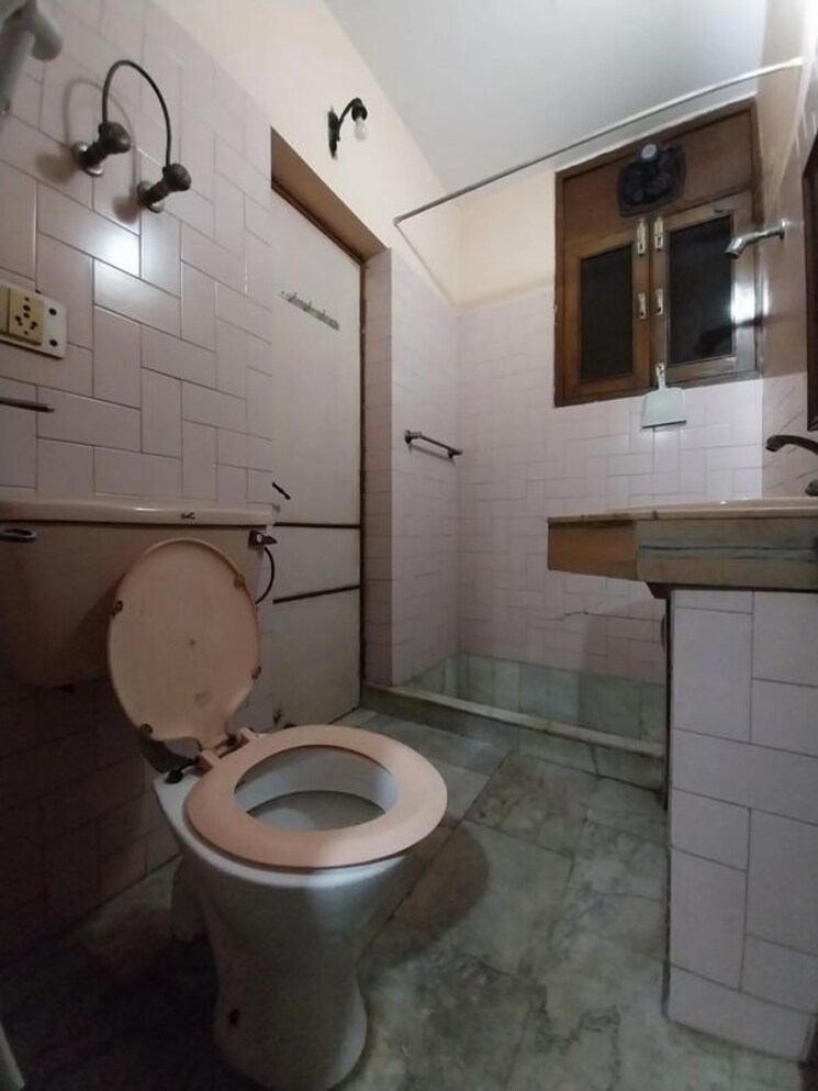 Bathroom, sector 36 3.5 Bedroom 1800 Sq.Ft. Villa In Sector 36 Noida 9917547