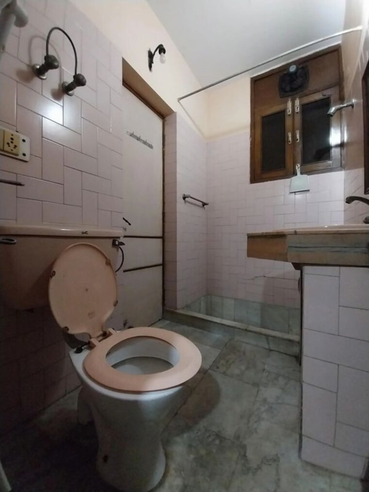 Bathroom, sector 36 3.5 Bedroom 1800 Sq.Ft. Villa In Sector 36 Noida 9917547