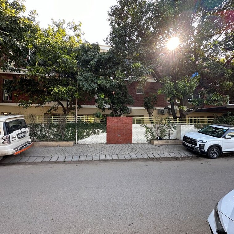  Parking, sector 7  1000 Sq.Yd. Plot In Sector 7 Panchkula 9917609