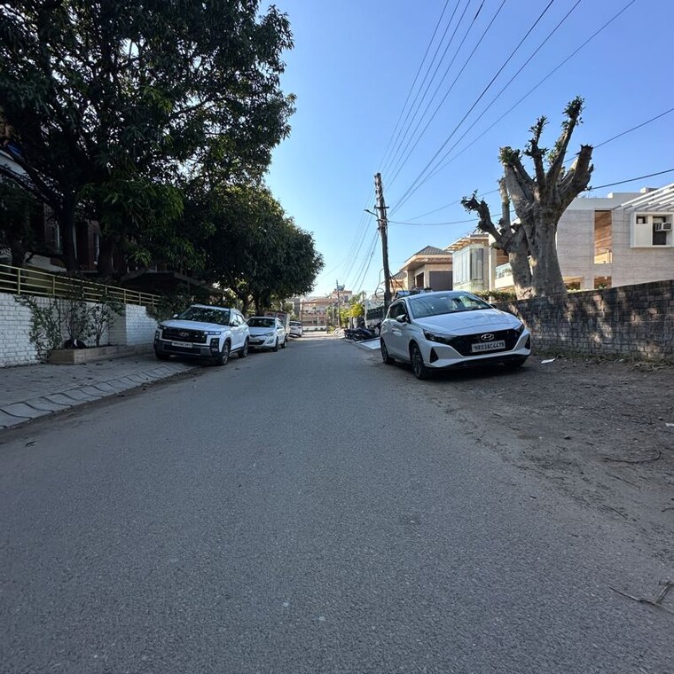  Parking, sector 7  1000 Sq.Yd. Plot In Sector 7 Panchkula 9917609