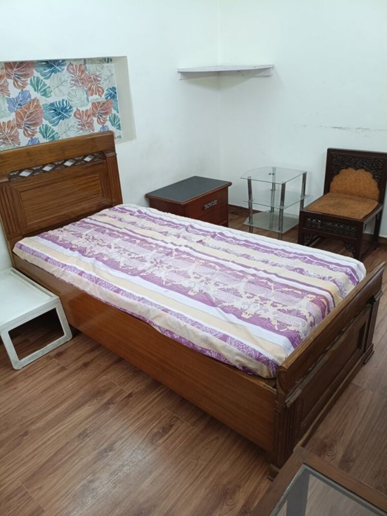 Bedroom, friends colony 6 Bedroom 265 Sq.Yd. Independent House In Friends Colony Delhi 9917632
