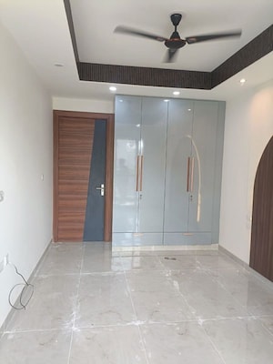 Room in 3 BHK Builder Floor at Vipul World Floors, Sector 48 – for Rent