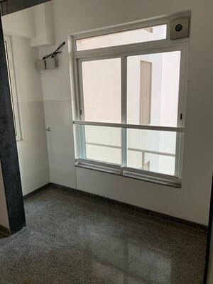 Room in 3.5 BHK Apartment at Kalpataru Radiance, Goregaon West – for Rent