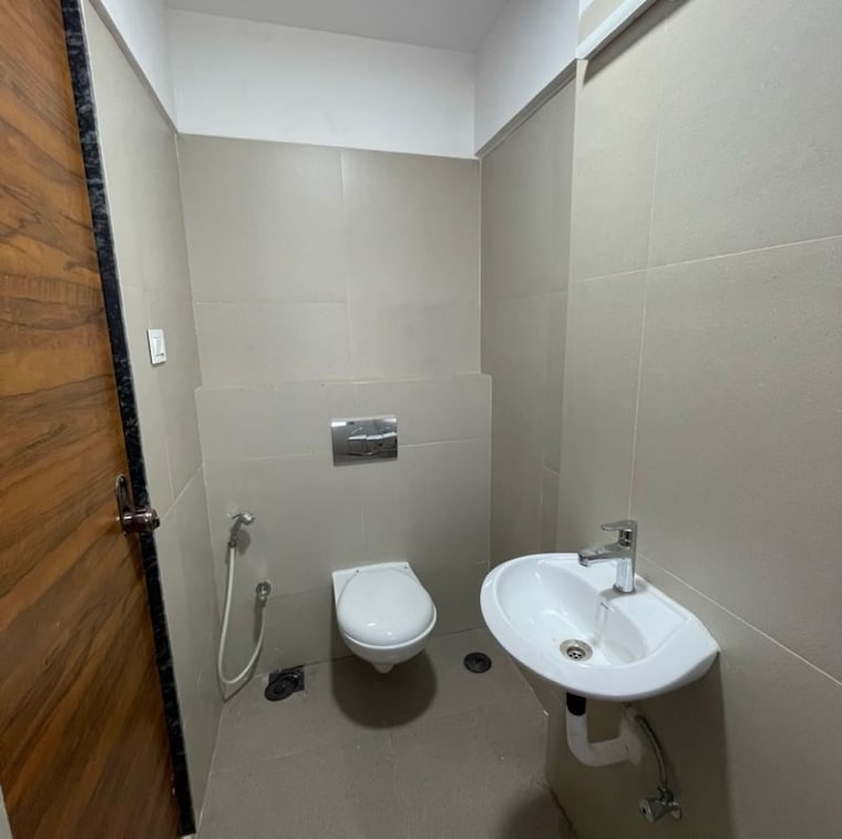 Bathroom, je-and-vee-om-trimurti 1 Bedroom 395 Sq.Ft. Apartment In Dindoshi Mumbai 9917786
