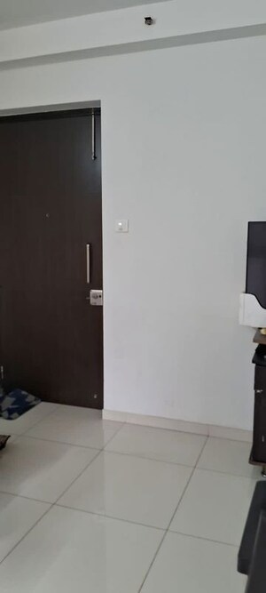 Room in 1.5 BHK Apartment at Godrej Emerald, Ghodbunder Road – for Rent