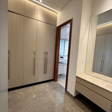 Room in 6 BHK Villa at Sector 17 – for Sale