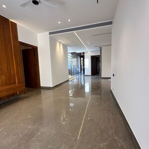 Room in 6 BHK Villa at Sector 17 – for Sale