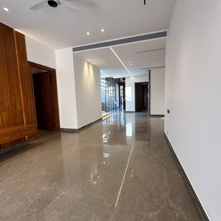 Room, sector 17 6 Bedroom 375 Sq.Yd. Villa In Sector 17 Panchkula 9917883