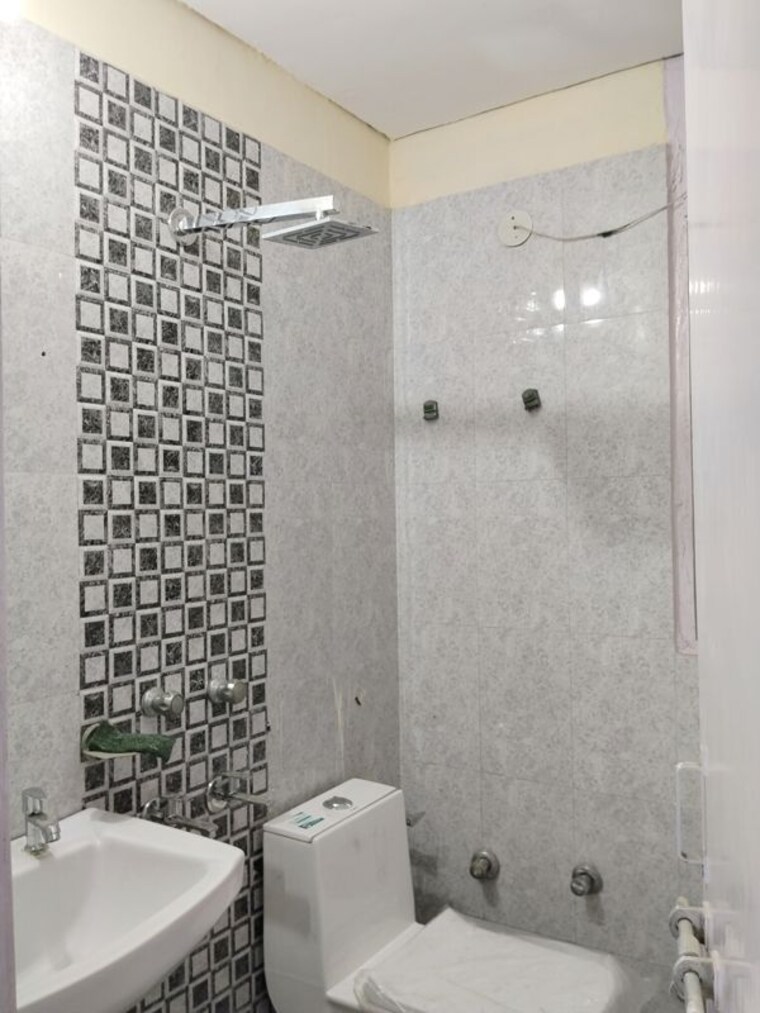 Bathroom, sector 56 3.5 Bedroom 1650 Sq.Ft. Apartment In Sector 56 Gurgaon 9918061
