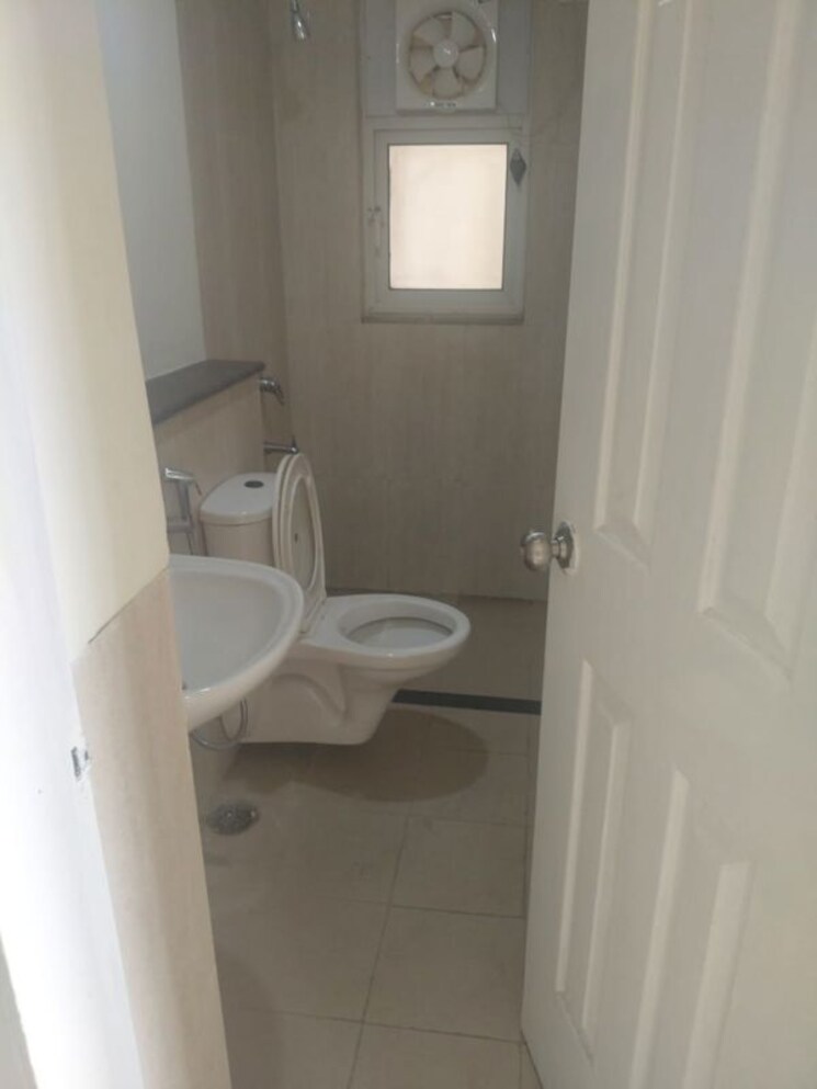 Bathroom, jaypee-greens-kosmos 2 Bedroom 850 Sq.Ft. Apartment In Sector 134 Noida 9918198