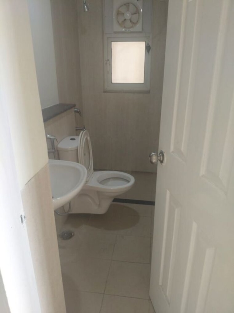 Bathroom, jaypee-greens-kosmos 2 Bedroom 850 Sq.Ft. Apartment In Sector 134 Noida 9918198