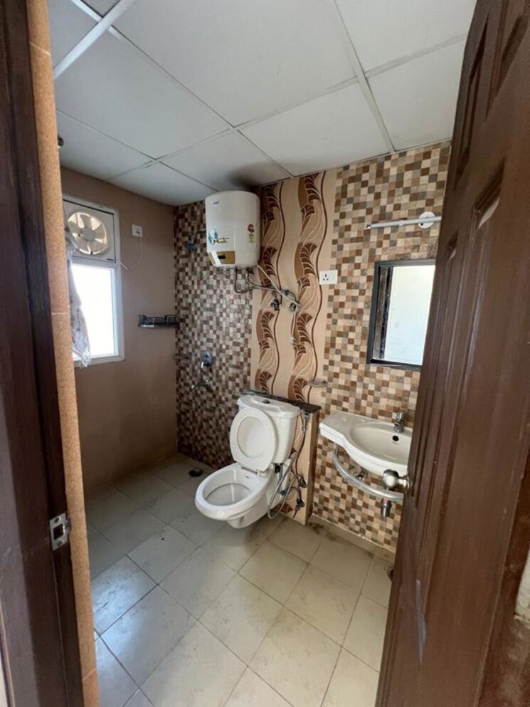 Bathroom, parx-laureate 4 Bedroom 4545 Sq.Ft. Apartment In Sector 108 Noida 9918308